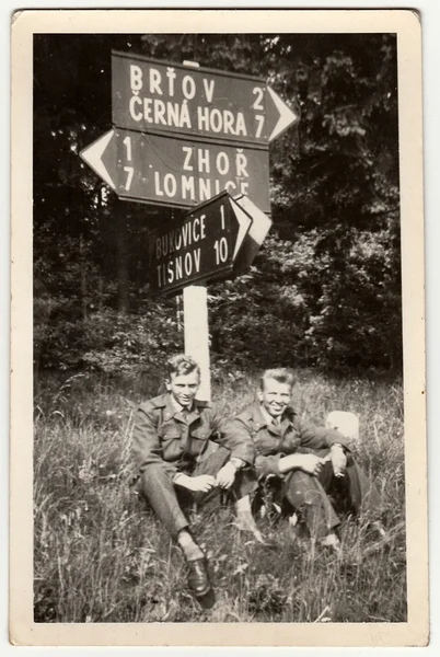 Vintage photo shows soldiers sit at the mile stone. — Stock Photo, Image