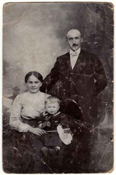 Foto vintage muestra la familia. Niño pequeño lleva traje de marinero niño . — Foto de Stock