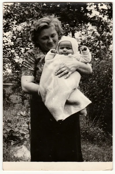 Vintage photo montre jeune femme berceaux bébé . — Photo