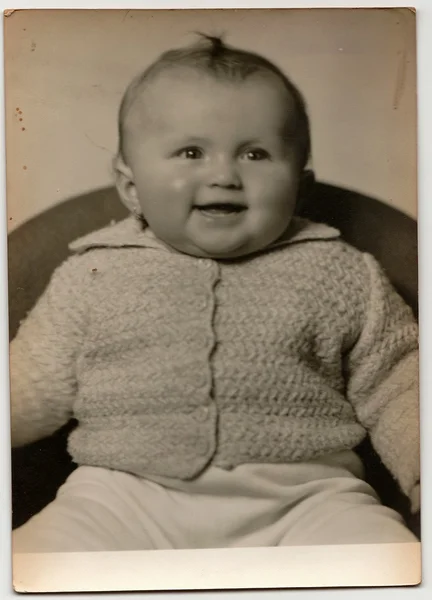 Retrato vintage muestra niña se sienta en el sillón. Foto antigua en blanco y negro . —  Fotos de Stock