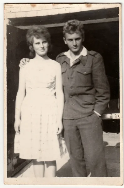 An antique Black & White photo shows soldier and his girlfriend. — Stock Photo, Image