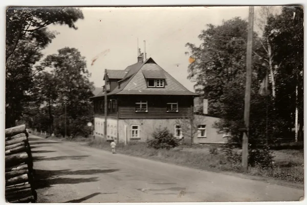 Una foto vintage muestra la casa de campo de montaña. Una foto antigua en blanco y negro . — Foto de Stock