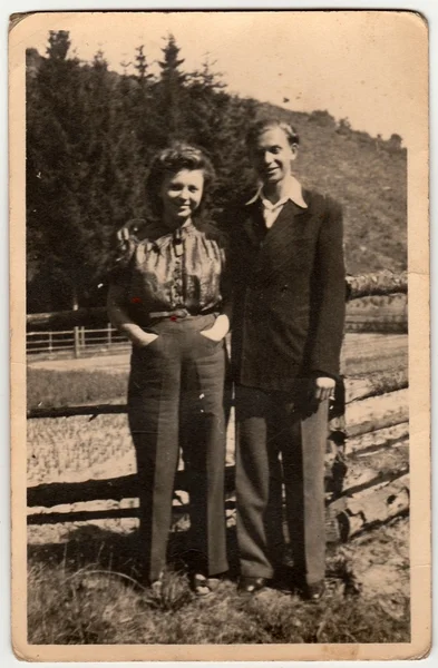 Vintage foto muestra joven hombre y mujer . — Foto de Stock