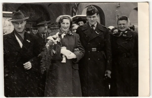 Μια vintage φωτογραφία δείχνει νύφη και Νυμφίος (στρατιώτης). Η γαμήλια τελετή είναι τη χειμερινή ώρα.. — Φωτογραφία Αρχείου