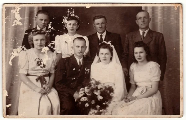 Vintage photo shows newlyweds and wedding guests. — Stock Photo, Image