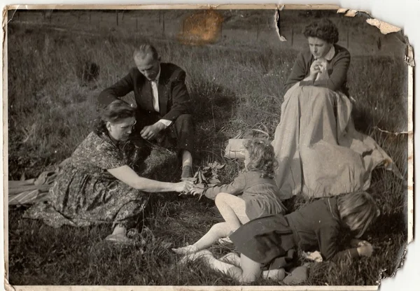 Vintage zdjęcie pokazuje rodzinę na łące. — Zdjęcie stockowe