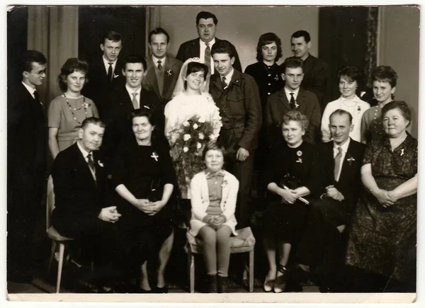 Vintage photo shows newlyweds and wedding guests. — Stock Photo, Image