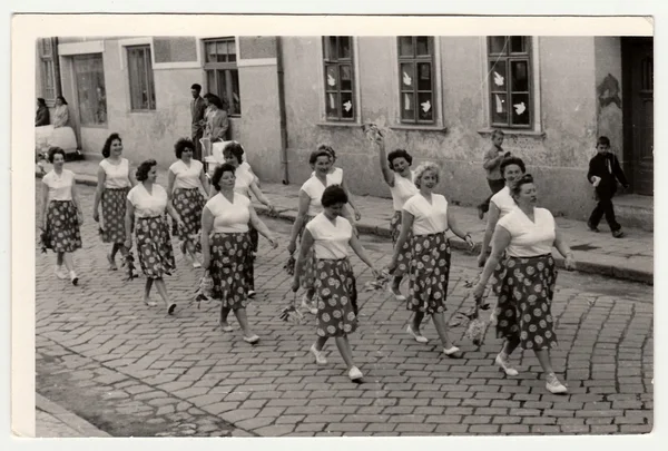 Vintage Fotoğraf kadın Spartakiada için hazırlamak gösterir. Spartakiada - bir prezentation sağlık ve refah Sosyalist ve komünist rejimin. — Stok fotoğraf