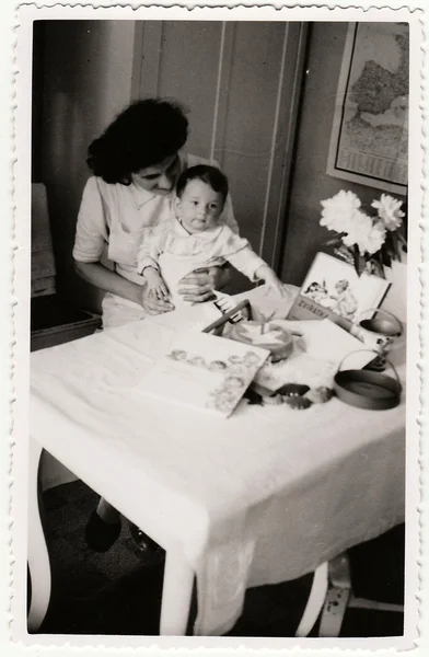 霍多宁 捷克斯洛伐克 194 一张老式照片显示幼儿女孩和她的第一个生日 幼儿展示可爱的脸 — 图库照片