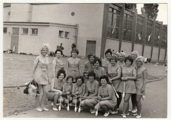Vintage Fotoğraf kadın Spartakiada için hazırlamak gösterir. Spartakiada - bir prezentation sağlık ve refah Sosyalist ve komünist rejimin.