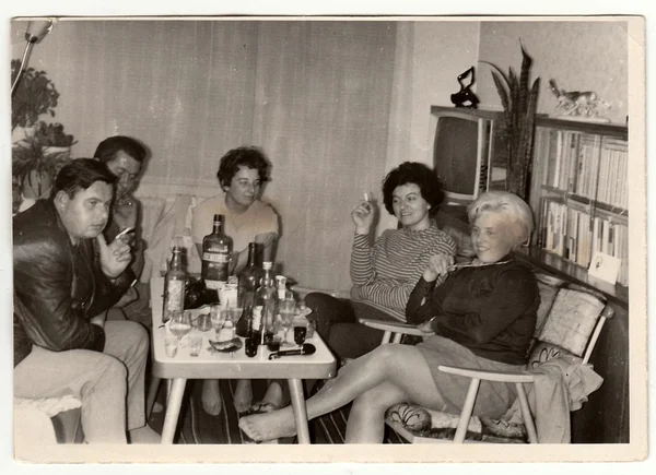 Foto vintage mostra mulheres e homens na festa em casa . — Fotografia de Stock