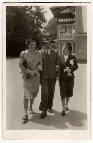 Retro photo shows man and two women — Stock Photo, Image