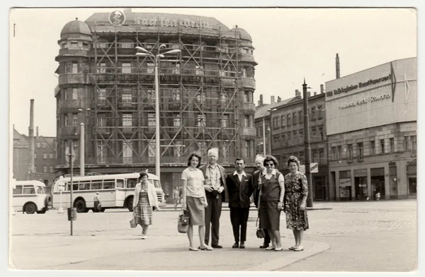 Vintage foto toont groep mensen in een onbekende stad in Duitsland (DDR). — Stockfoto