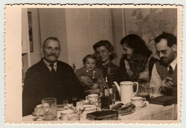 République Tchécoslovaque Circa Années 1940 Photo Vintage Montrant Famille Pendant — Photo