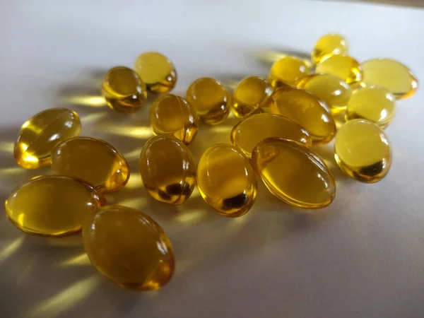 Bitki yağı, soğuk baskılı vitamin kapsülü, vücut bakımı ilacı. Sarı parlak yağ sağlık takviyesi