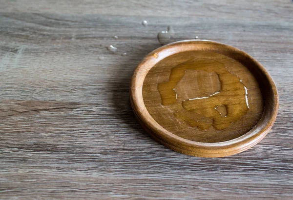 Bardak altlıkları için ahşap tepsi tepside su var.