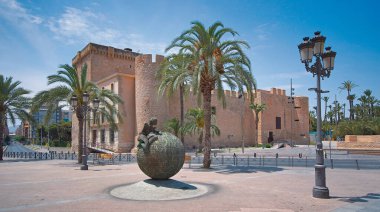 İspanya, Elche 'deki Altamira Kalesi, 26 Haziran 2017. Belediye Parkı 'nın yanında. İlk olarak 12.-13. yüzyıllarda inşa edilmiş ve daha sonra 15. yüzyılda tuğla dış döşeme ile yenilenmiştir..