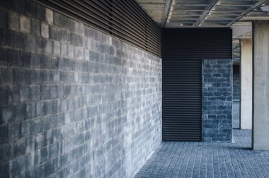 Bir Modern binanın altında