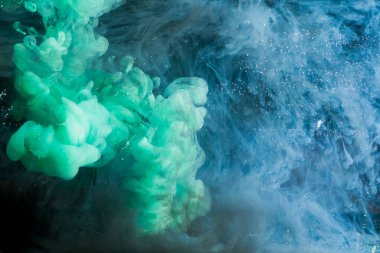 Hareket Rengi suya düşer, mürekkep kıvrılır, mürekkep soyutlanır. Suyun altında süslü bir mürekkep bulutu.