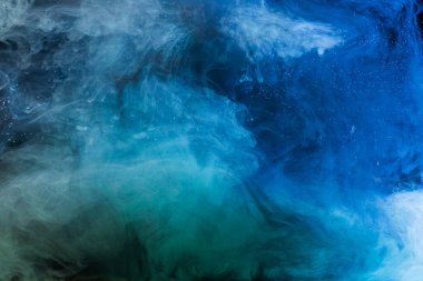 Hareket Rengi suya düşer, mürekkep kıvrılır, mürekkep soyutlanır. Suyun altında süslü bir mürekkep bulutu.