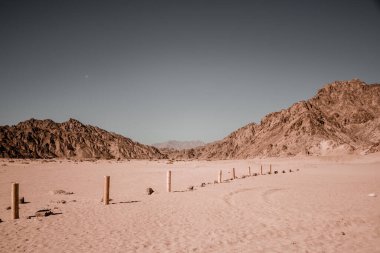 Hammada 'daki dev çöl kumulları Mısır' ı kayalık dağ manzaralı çöle çevirdi. Fotoğrafçılar ve gezginler için harika bir yer. Güzel kumlu Barkhan yapıları. Hammada Çölü manzarası. Mısır. Güney Sina. 