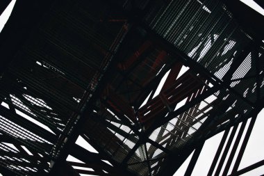 Gözlem kulesinin yakın görüntüsü inşaat elementleri, ormandaki ahşap kule, ahşap merdivenler.