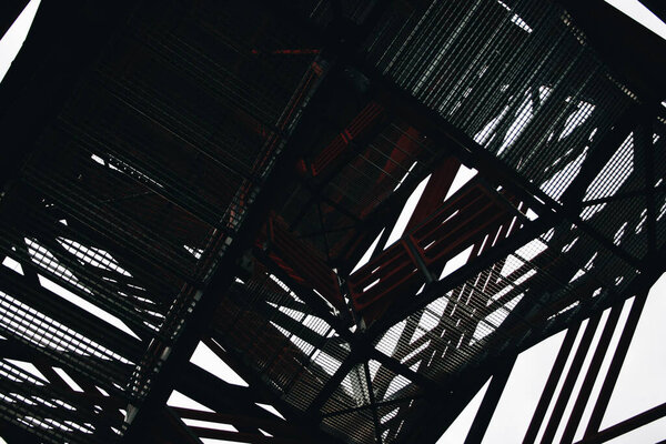 Закрытый вид на небоскребы, деревянную башню в лесу, деревянные лестницы