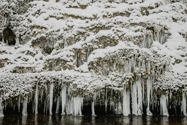 Rio Selvagem Floresta Inverno Com Rochas Riacho Água Penhascos Arenosos — Fotografia de Stock