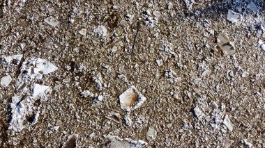 Kırık beyaz buzun soyut dokusu ve kışın koyu su. Bahar geliyor. Donmuş yüzeyin hava görüntüsü.