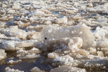 Mavi sularda yüzen çatlak buz dağı gölü, mevsimlik kış manzarası