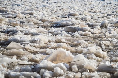 Mavi sularda yüzen çatlak buz dağı gölü, mevsimlik kış manzarası