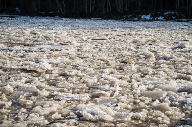 Mavi sularda yüzen çatlak buz dağı gölü, mevsimlik kış manzarası