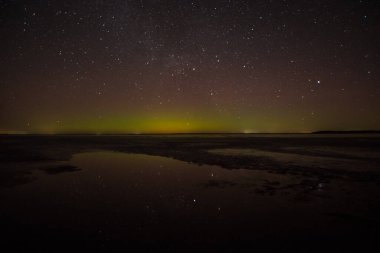 Aurora borealis (Kuzey Işıkları) Letonya, Burtnieki Gölü üzerinde
