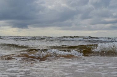 Bir yaz günü bulutlu bir gökyüzü ile çift deniz suyu dalgası.