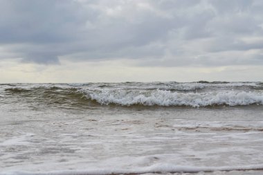 Bir yaz günü bulutlu bir gökyüzü ile çift deniz suyu dalgası.