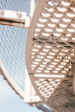 Teknolojik metal şebeke yapısının yakın plan fotoğrafı. Modern mimari, endüstri veya teknoloji konularındaki soyut arkaplan resmi. Beyaz ve kahverengi