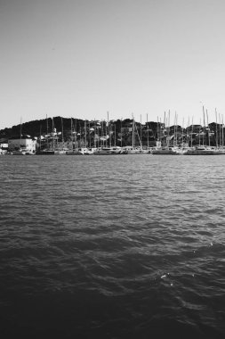 Hırvatistan 'ın güzel bir sahilindeki kayık rıhtımının manzarası. Uzakta dağ manzarası var. Yaz manzarası