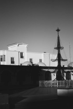 Mısır inşaat fenomeni. Balkonlu beyaz ev. Güneşli yaz günü