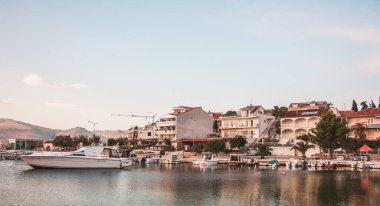 Hırvat deniz kenti, pek çok Avrupalının yazlarını geçirdiği ünlü bir turizm beldesi. İskelede konutlar ve tekneler görülebilir. yaz seyahati