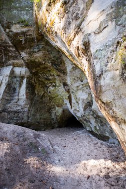 Kum taşı duvar ve mağaranın girişi, mağara Letonya 'da bir nehrin kıyısında yer almaktadır. Sietiniezis uçurumu