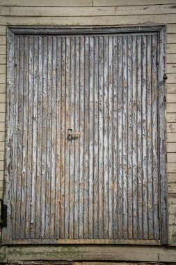 Gri boyalı ve metal kapı kollu eski ahşap kapı. Özgeçmiş için ideal. Makro