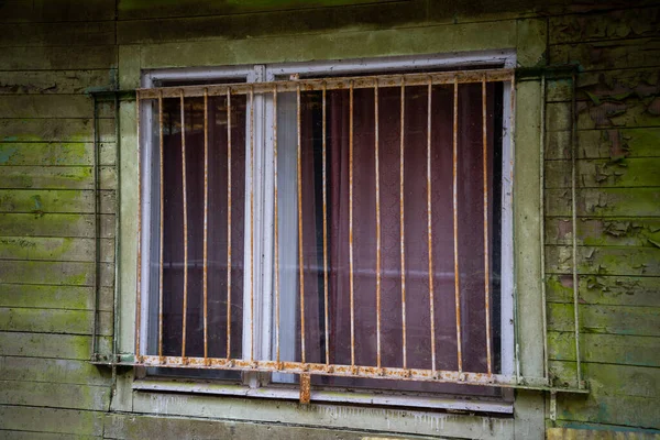 Janela Uma Antiga Casa Madeira Com Grades Segurança Metal Enferrujado — Fotografia de Stock