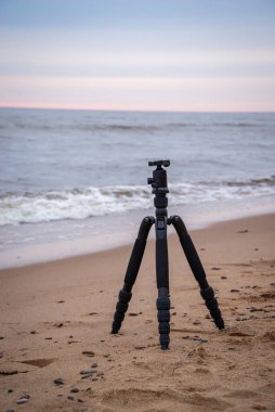 Sahilde fotoğraf tripodu. Kumlu bir plajda üç ayaklı. Baltık Denizi. Deniz kenarında fotoğraf çekiyorum..