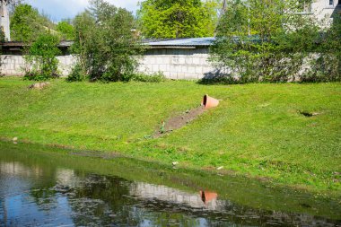 Salondaki portakal saksısı devrildi. Çiçek bahçesinden düştü. Parktaki göletin kenarında yeşil çimenler vardı..