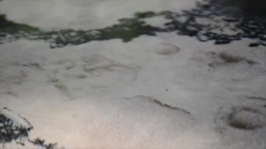 İçilebilir su kaynağının doğada fışkırması hakkında soyut bir bakış açısı. Doğal kristal berrak su yeraltından gelir ve kumu kaynatır. Doğada kaynamış kum, saf su akıntısı.