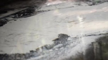 İçilebilir su kaynağının doğada fışkırması hakkında soyut bir bakış açısı. Doğal kristal berrak su yeraltından gelir ve kumu kaynatır. Doğada kaynamış kum, saf su akıntısı.