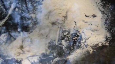 İçilebilir su kaynağının doğada fışkırması hakkında soyut bir bakış açısı. Doğal kristal berrak su yeraltından gelir ve kumu kaynatır. Doğada kaynamış kum, saf su akıntısı.