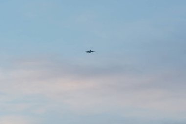 Beyaz bulutlu mavi gökyüzünde bir uçak