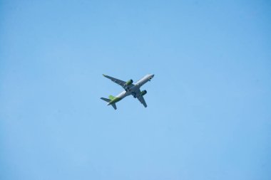 Mavi gökyüzünde bir uçak