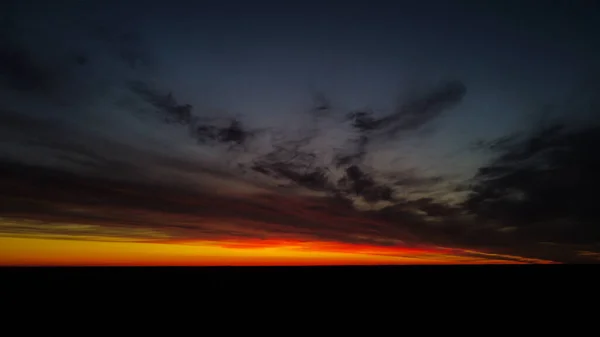 Schöne Orangefarbene Und Rote Sicht Auf Den Sonnenuntergang Mit Kumulus — Stockfoto